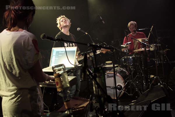 MICACHU AND THE SHAPES - 2009-11-01 - PARIS - La Maroquinerie - 